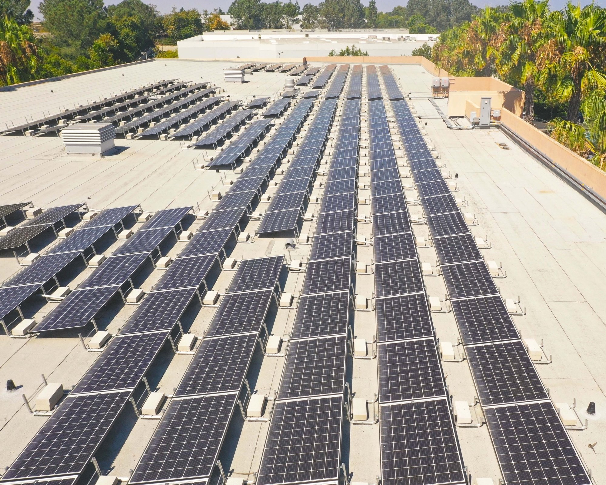 commercial-rooftop-with-solar
