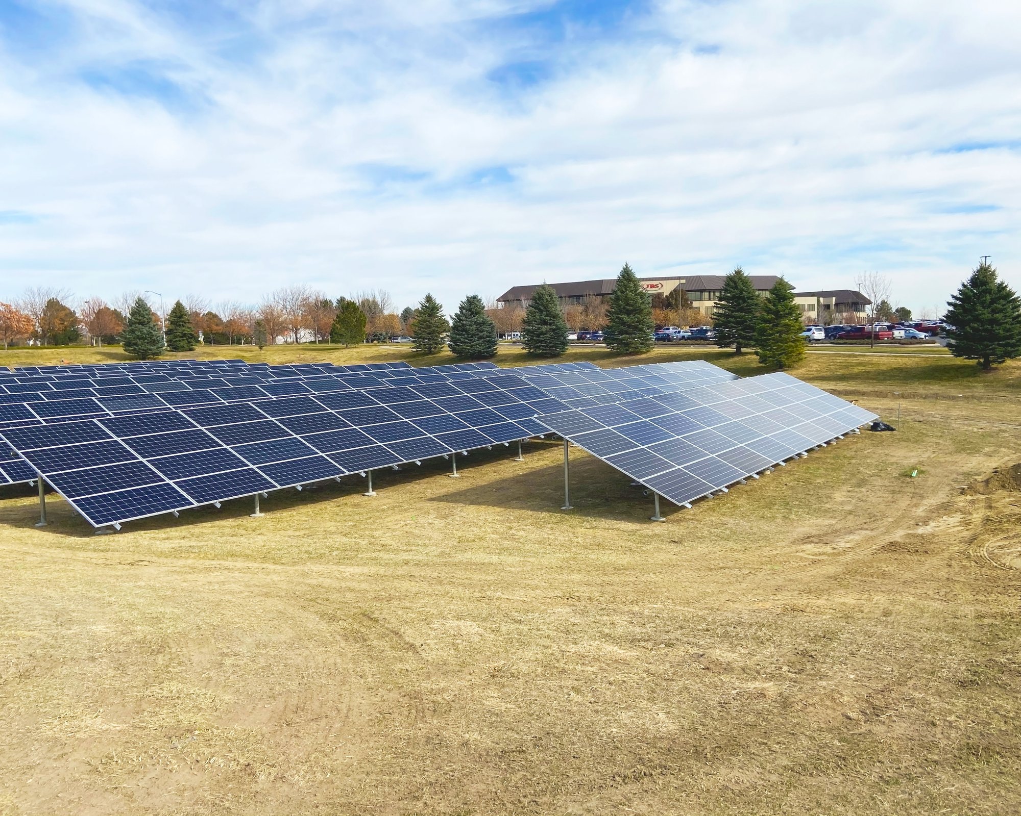 eva-installs-ground-mount-solar (1)